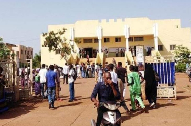 Faculté de médecine: le calvaire des étudiants pour avoir une place dans l'amphi