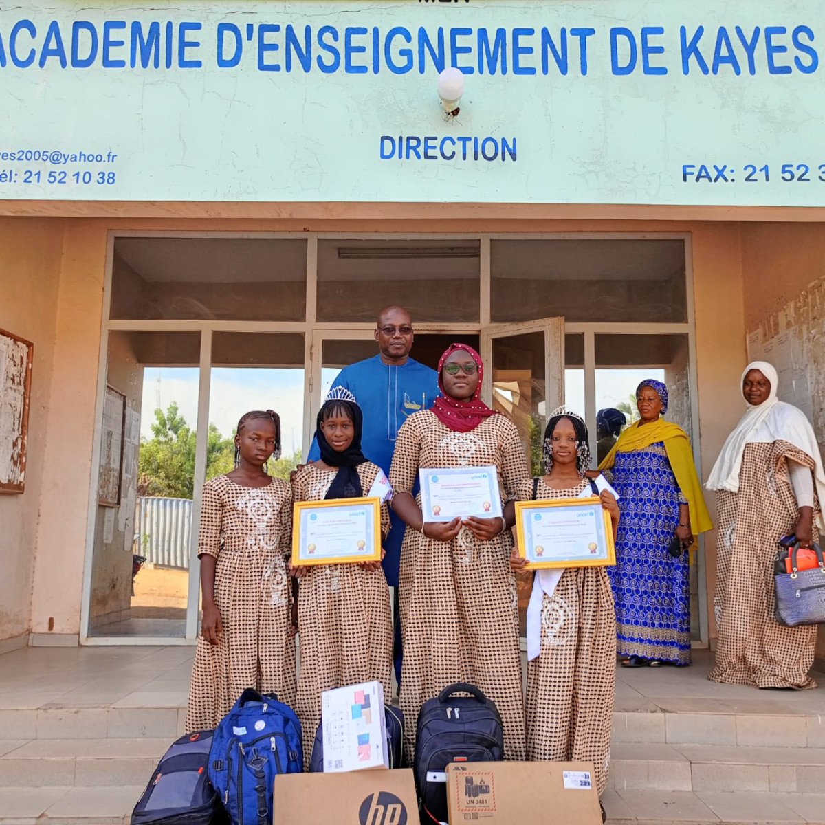 Kayes, les lauréates du concours Miss Math chez le directeur de l’académie