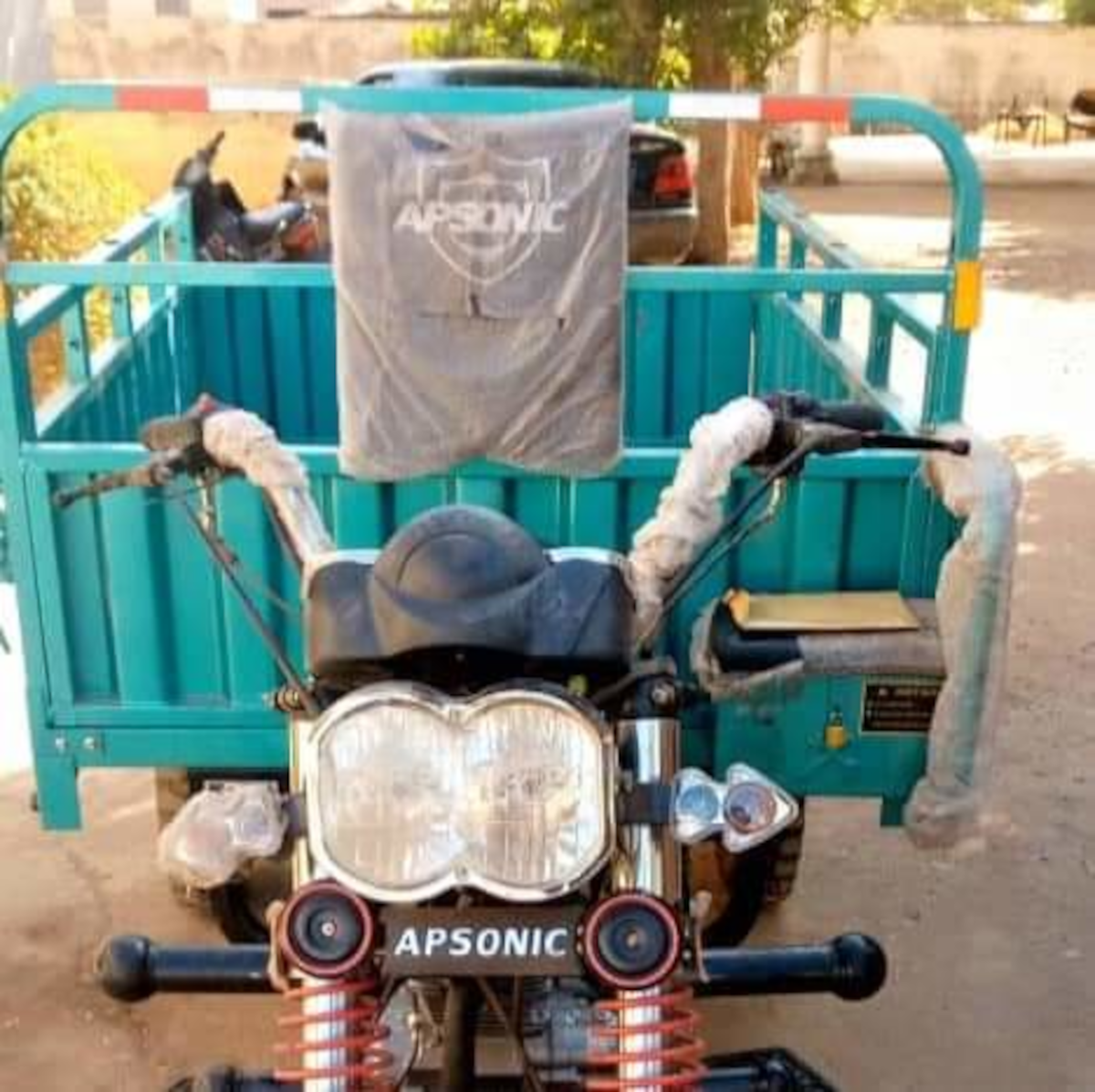 Don de tricycles et matériels agricoles aux femmes de Bafoulabé et Mahina