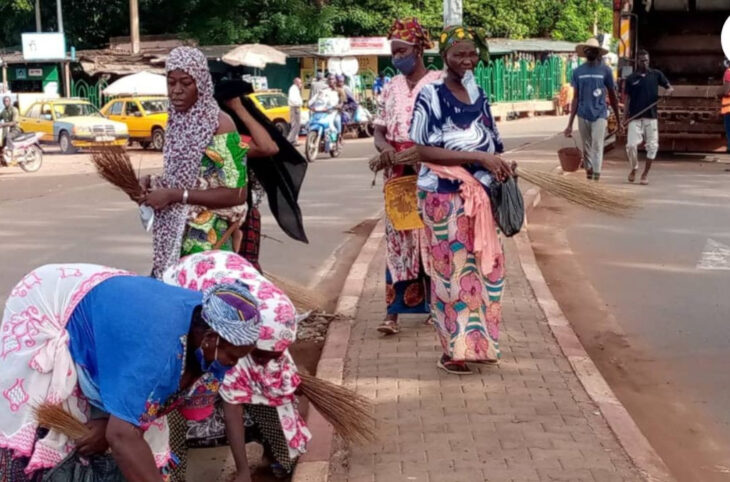 Des femmes rendent Sikasso propre