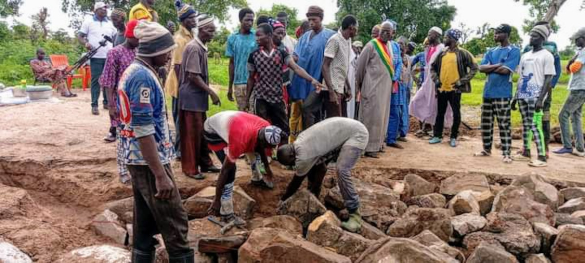 Bafoulabé : la population de Mansonkolon répare la route face aux fortes pluies