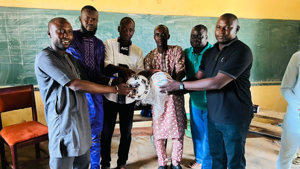 Bandiagara, des ballons de football pour la jeunesse