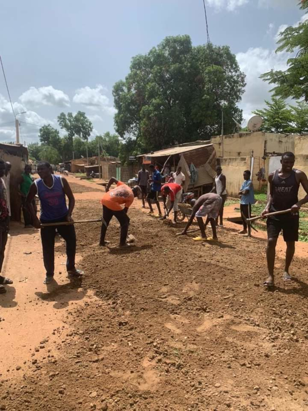 Des jeunes se mobilisent contre les inondations au Mali