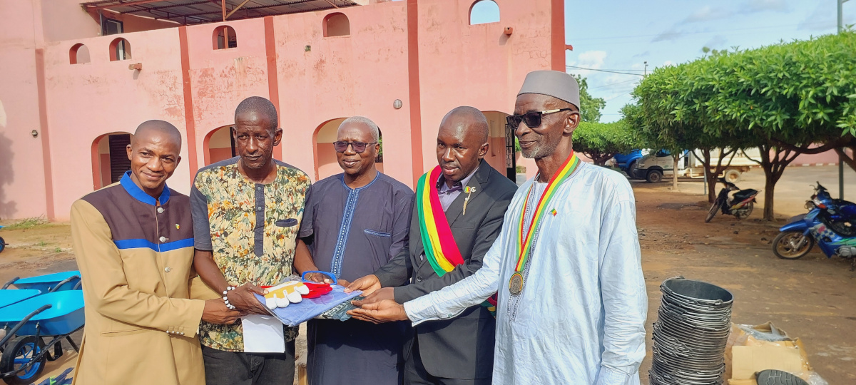 Don d’équipements à l’Association des éboueurs traditionnels de Koulikoro