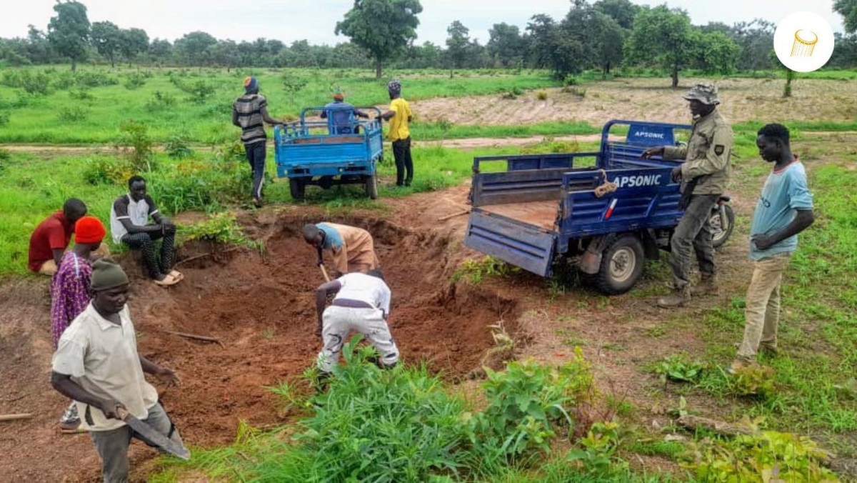 À Bafoulabé, des jeunes remplissent des nids-de-poule