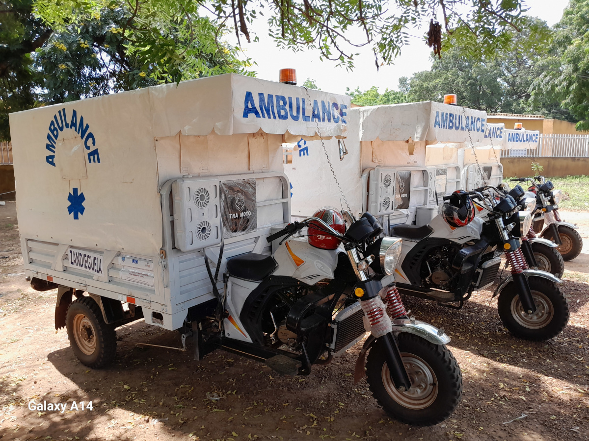 Quatre villages de Yorosso dotés de tricycles médicalisés