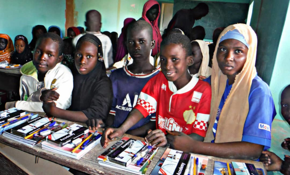 Don de kits scolaires à des enfants à Bourem