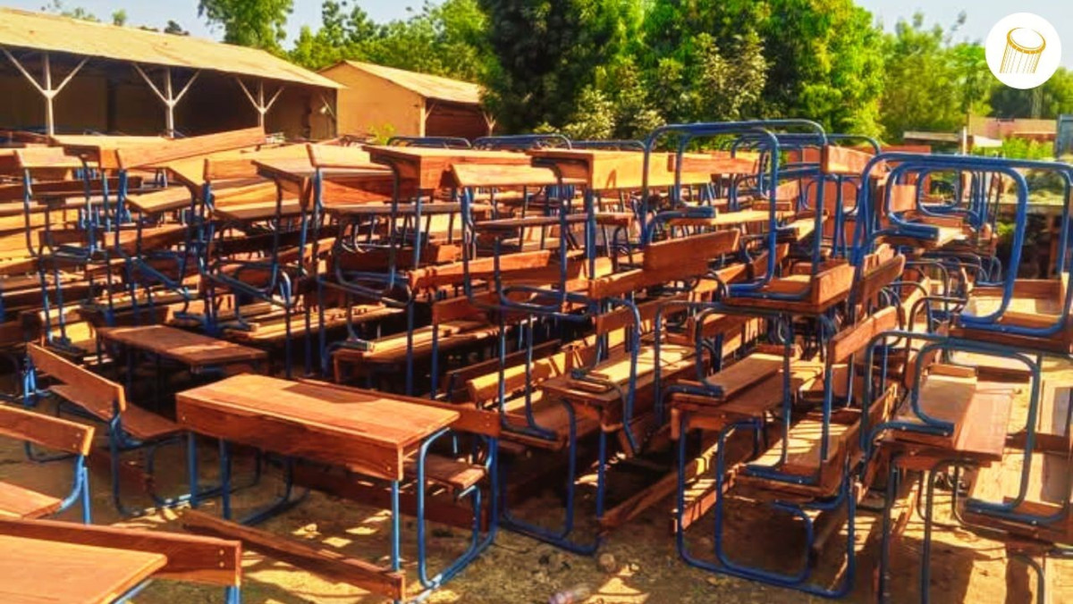 Des tables – bancs pour le lycée dougoukolo Konaré de Kayes