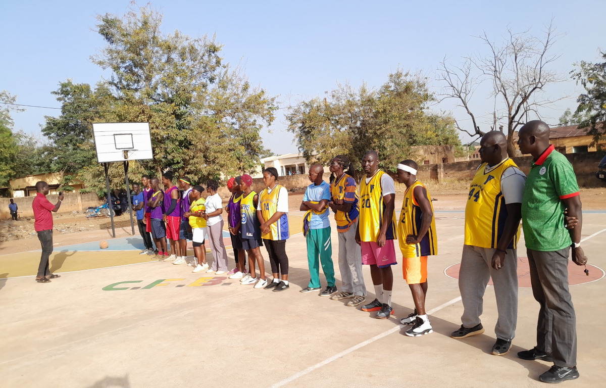 Yorosso a un nouveau terrain de basket-ball