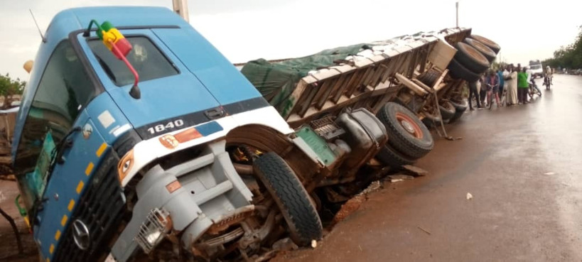 Route de Koulikoro : un chauffeur de camion remorque « écrase » un motocycliste