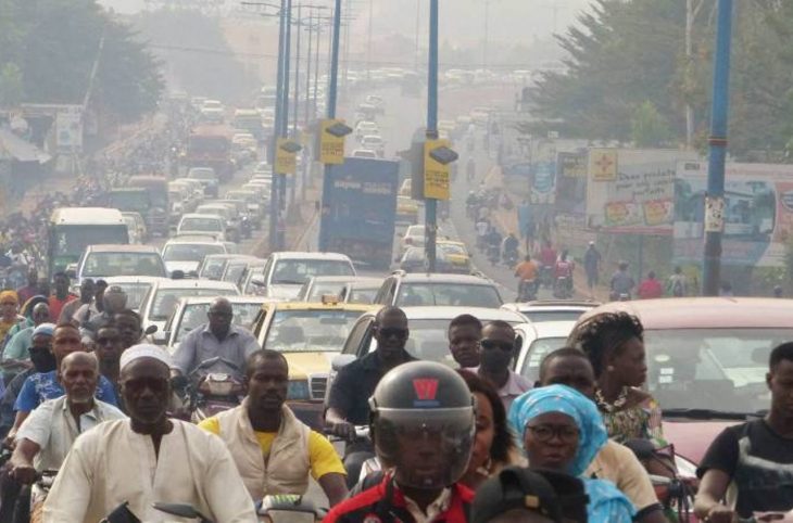 Port du casque : des motards sensibilisent des jeunes à Bamako