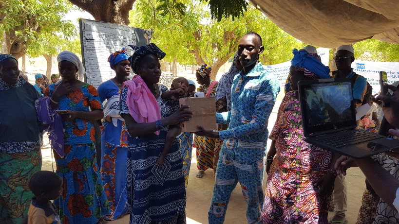 SAN : l’ONG AMAPROS récompense des femmes pour avoir accompli les CPN autours de leur grossesse