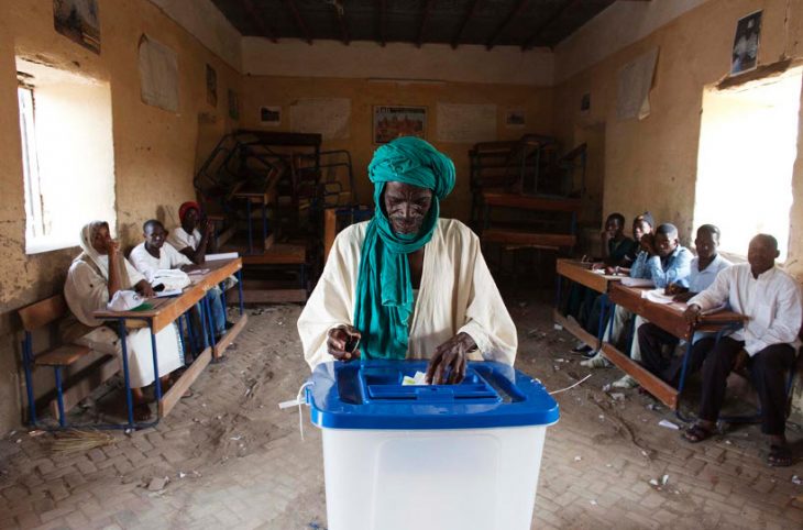 Législatives du 19 avril : les enjeux d'un second tour « indécis et tendu »